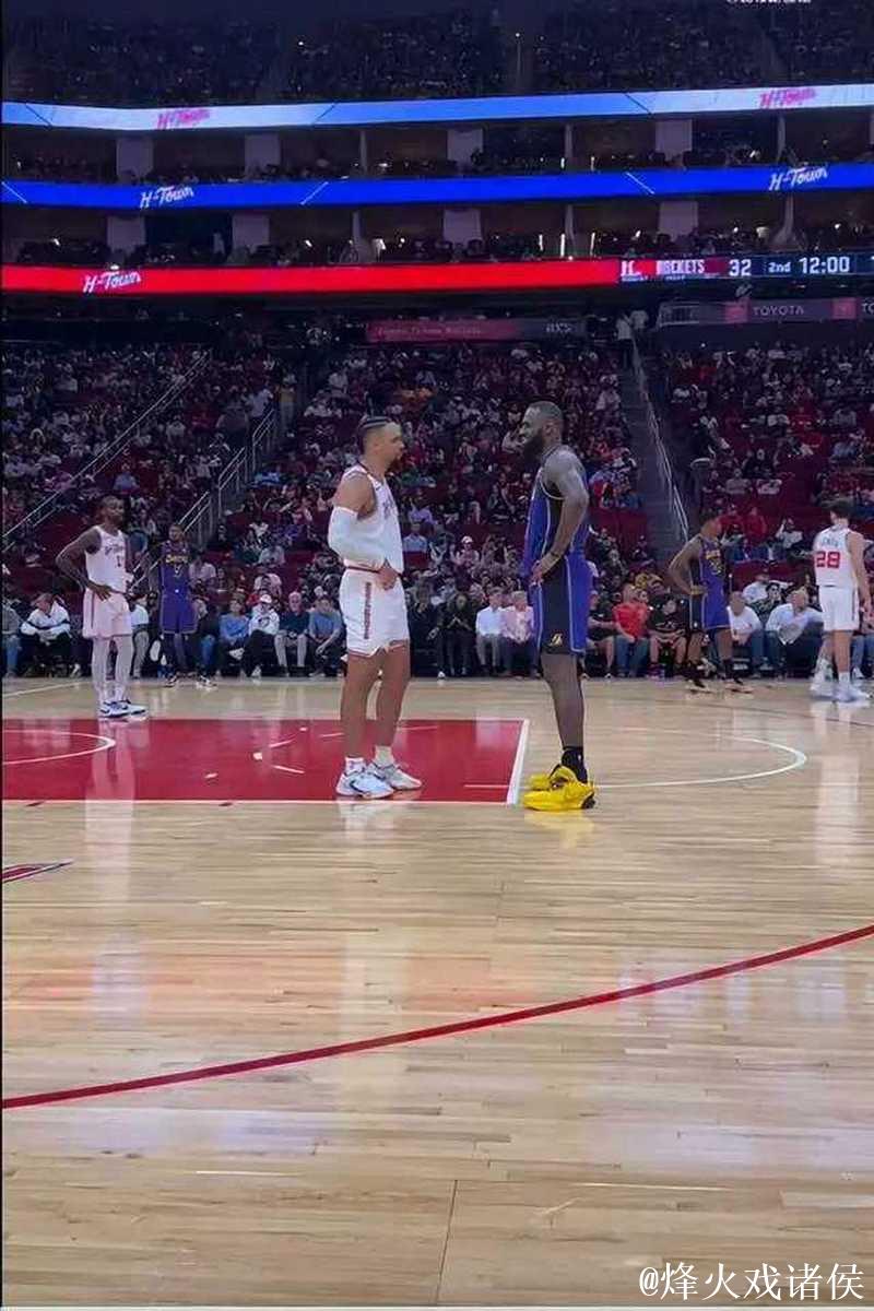 湖人比赛暂停时狄龙与詹姆斯对视引发热议